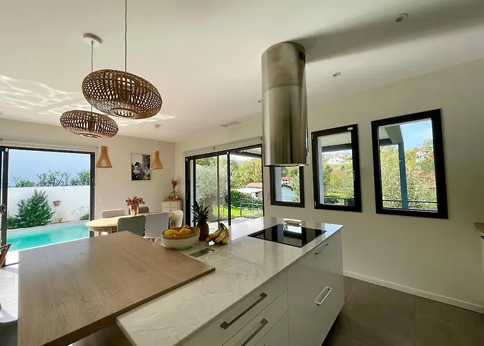 Villa Maison Individuelle Contemporaine Avec Piscine *